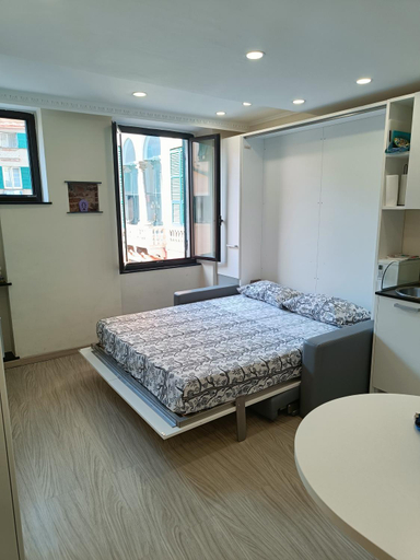 Bedroom 2, Una finestra speciale su Palazzo Rosso. Monolocale, Genova
