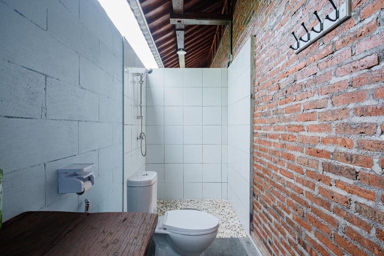 Bathroom 3, Riverside Medewi, Jembrana