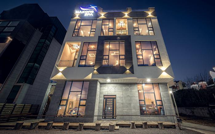 Exterior & Views