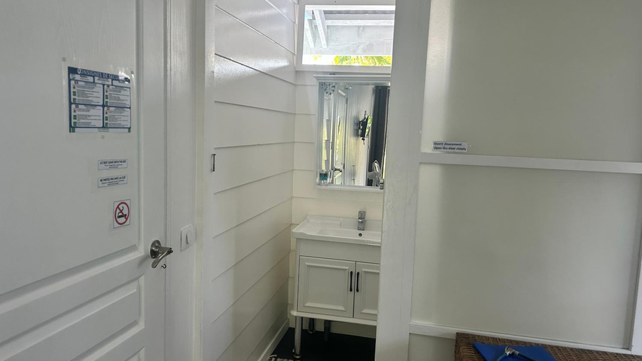 Bathroom 3, LE FARE BLEU Chambres d'hotes climatisees en bord de lagon a Tiputa Rangiroa - velos gratuits et sno
