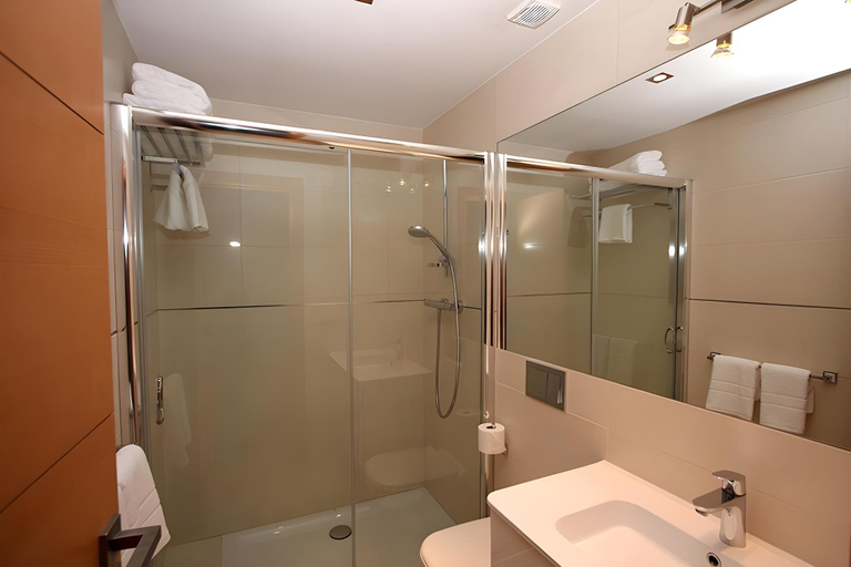 Bathroom, Apartamentos La Botica de Nerja, Málaga