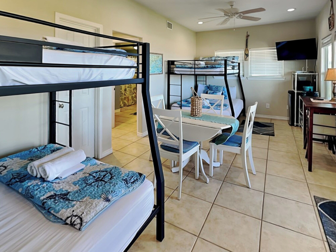 Bedroom 5, Tequila Sunset by Miss Kitty’s, Aransas
