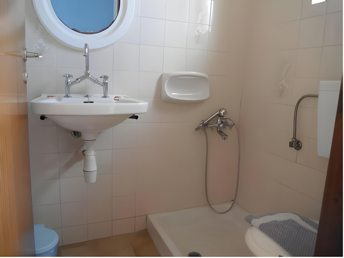 Bathroom 2, Coral, Crete