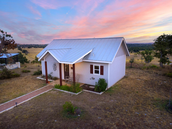Exterior view 3, Luxury Cottage with Stunning Views-Spa Bath-Patio, Gillespie