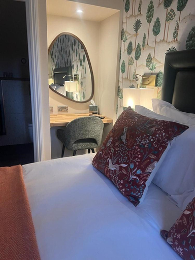 Bedroom 2, The Peat Spade Inn, Hampshire