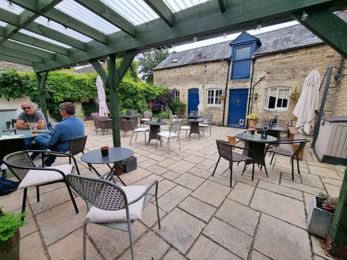 Food & Drinks 3, ザ ゴールデン クロス, Gloucestershire