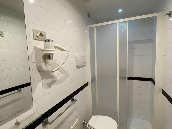 Bathroom 5, Hotel Europeo, Napoli