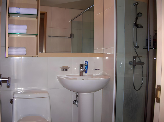 Bathroom 3, Airport Guesthouse, Jung