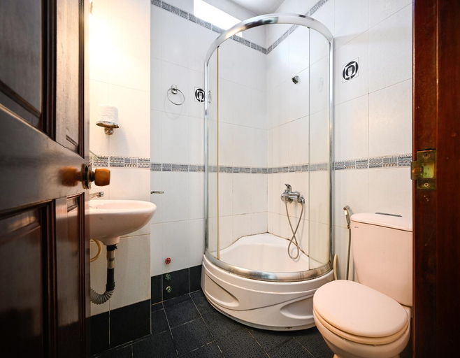 Bathroom 3, Ohio Hotel & Apartment, District 1