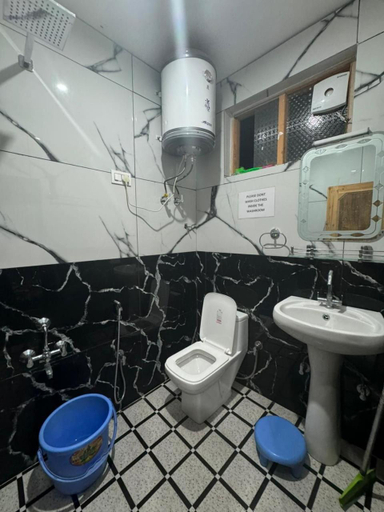 Bathroom 3, Lakes and peaks, Srinagar