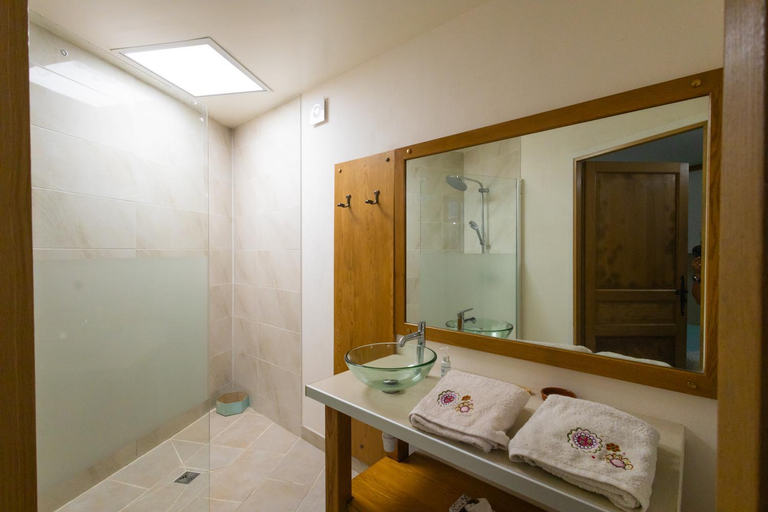 Bathroom 3, Oustal de la FRAYSSIERE, Lot