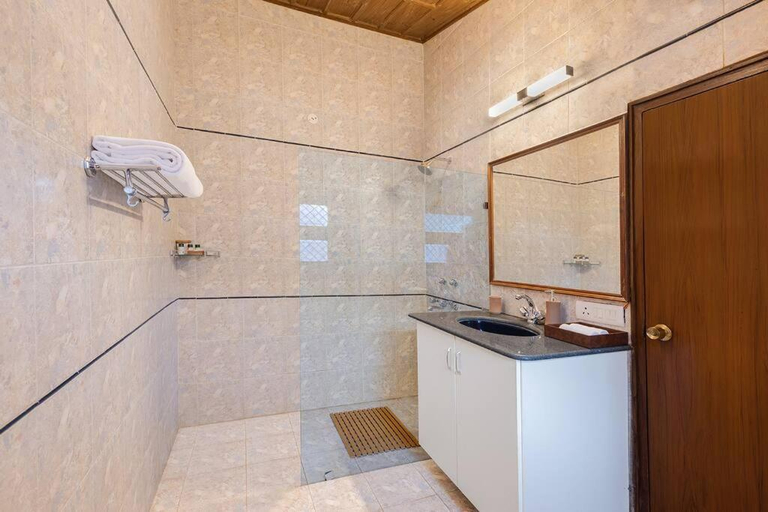 Bathroom 3, Lions Den Estate 7 BD Ramgarh serviced Villa BBQ, Nainital