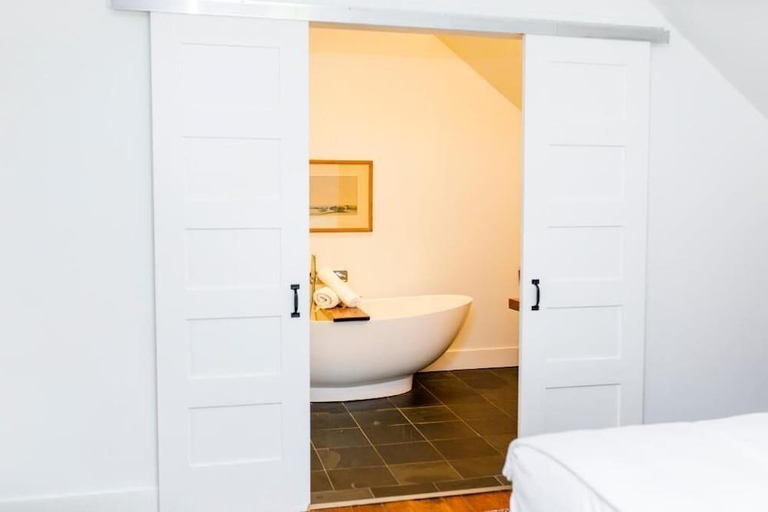 Bathroom 3, Woodbourne Inn, Niagara