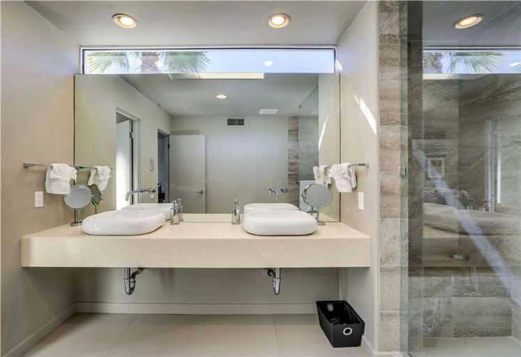 Shower 2, Villa Elric, Riverside
