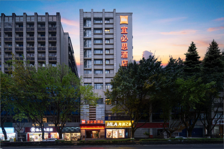Exterior & Views