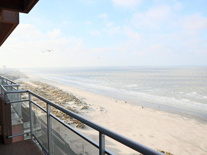 Others 4, Attic Apartment in Nieuwpoort by the Beach, West-Vlaanderen