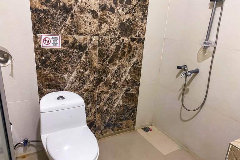 Bathroom 5, Urbanview Homestay Cendrawasih By RedDoorz, Lahat
