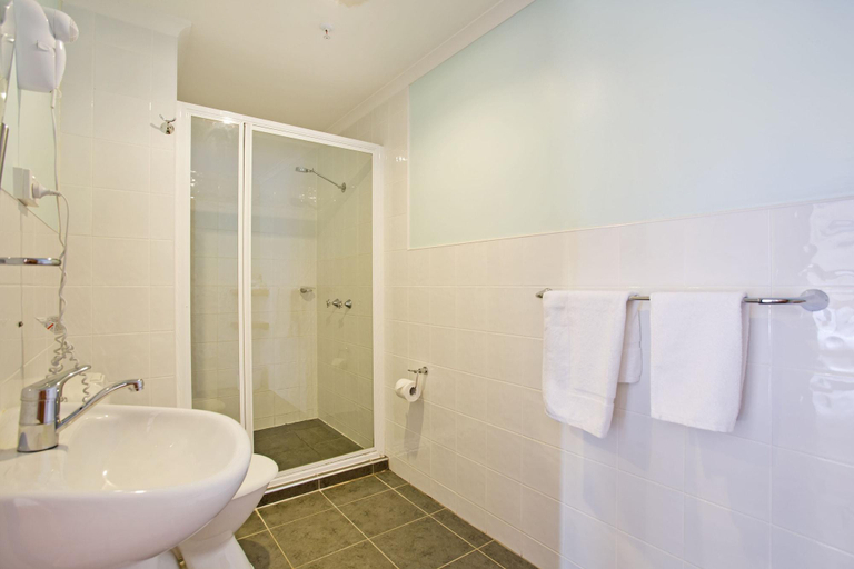 Bathroom 2, Tullah Lakeside Lodge, West Coast
