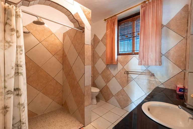 Bathroom 2, Deutsches-Eck Rikesti Hotel, Buleleng