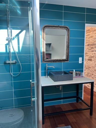 Bathroom 3, Les Rochers, Manche