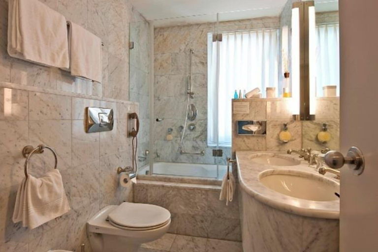 Bathroom, Hotel Schweizerhof St. Moritz, Maloja