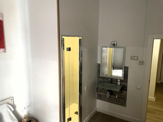 Bathroom 3, Hostal la Palmera, Barcelona