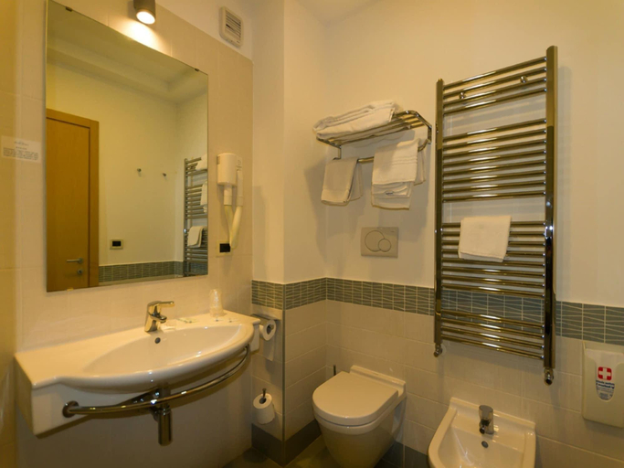 Bathroom 3, Serapo, Latina