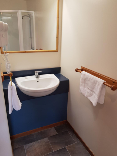Bathroom 4, Pacific Harbour Backpackers, Thames-Coromandel