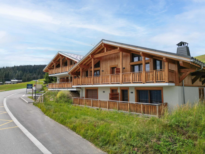 Exterior & Views