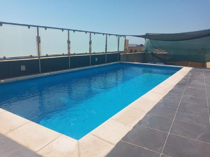 5, Cauchi corner house with roof top pool