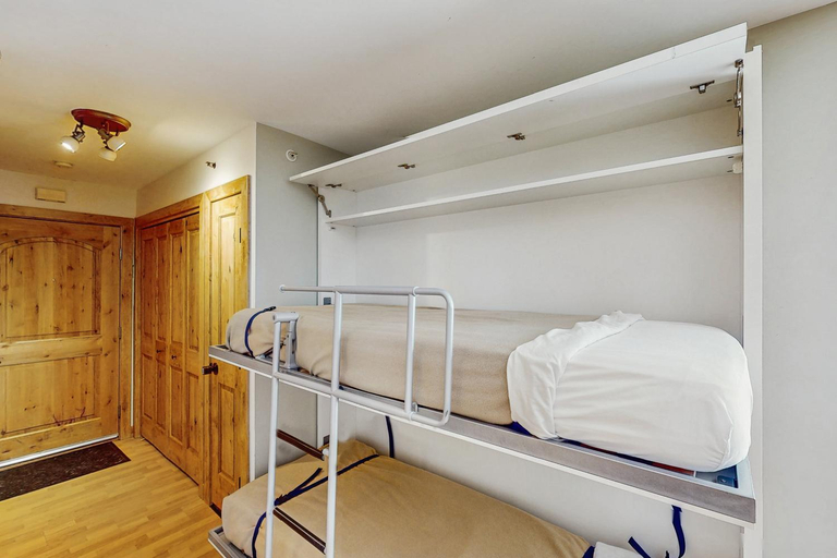Bedroom, Chateau Studio, Summit