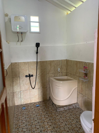 Bathroom 3, Kampung Bareto Cottage And Resto, Garut