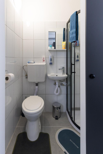 Bathroom 5, Mariposa Apartments, Budapesti