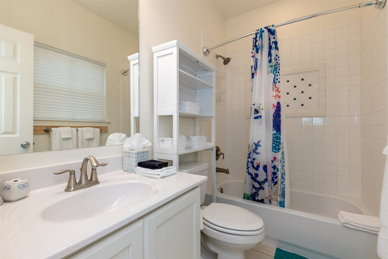 Bathroom 4, Mermaid Bay by Miss Kitty’s, Aransas