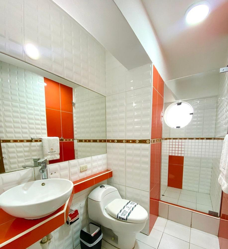 Bathroom 2, Golden Mar Hotel, Lima