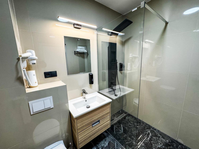 Bathroom 2, Hotel Dalia, Gilau