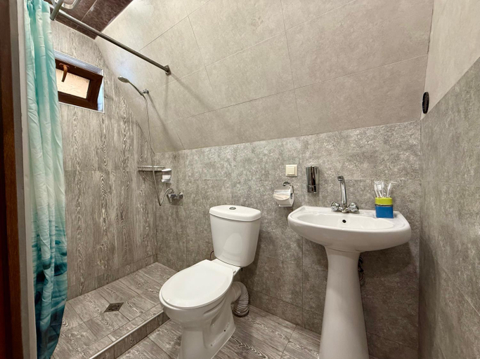 Bathroom 4, QarUp House