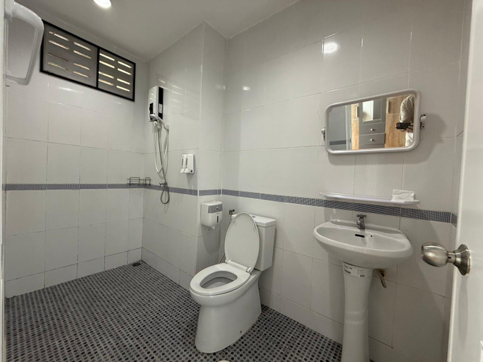 Bathroom 3, Rabbit Hotel, Lom Sak