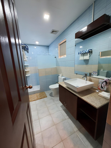 Bathroom, Coral Beach Club, Lian