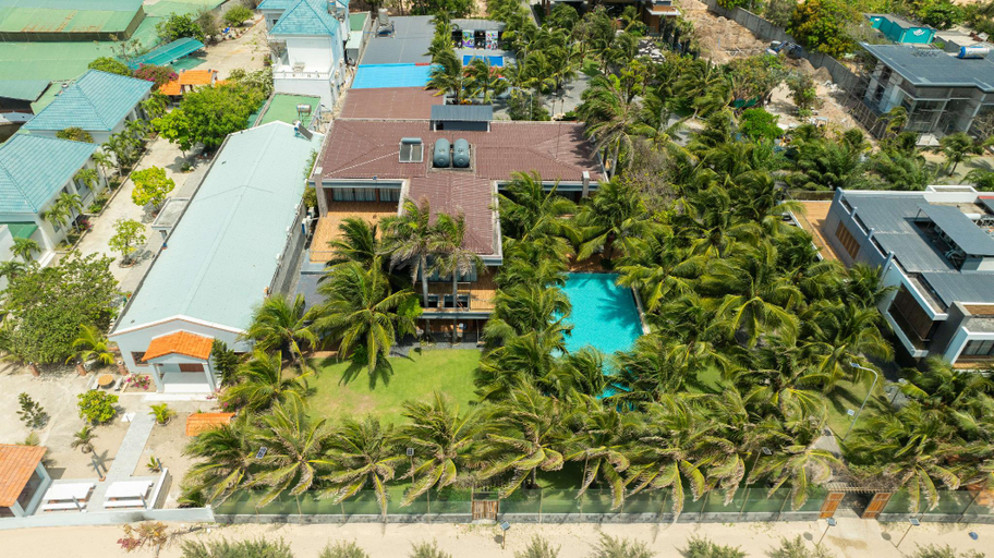 Exterior & Views