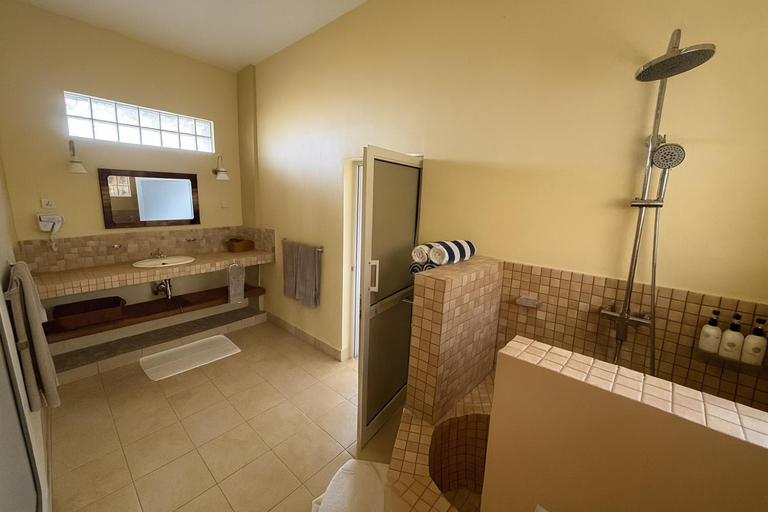 Bathroom 4, Kinasi Lodge, Mafia