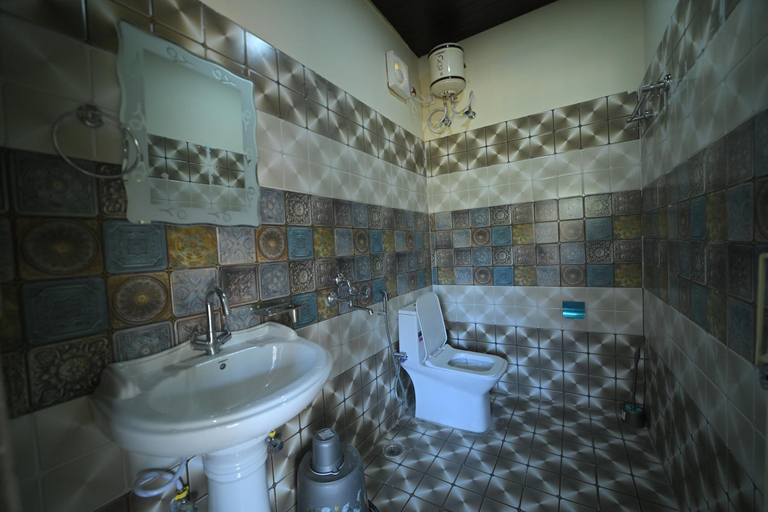 Bathroom 2, Neem Homestay, Nainital