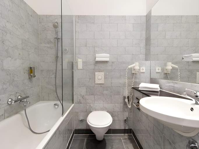 Bathroom 5, Angleterre Hotel Berlin, Berlin