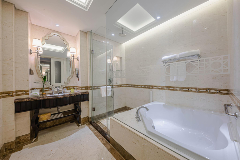 Bathroom 4, Yin Run Jin Jiang Castle Hotel, Huzhou