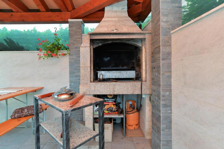 2, Cozy apartment with terrace and BBQ, Fažana