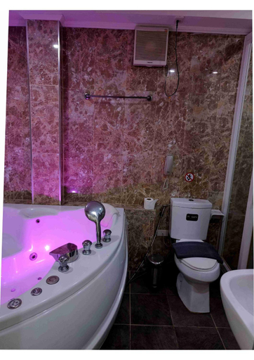 Bathroom 5, Titanic Residence - 7 minute walk to the Beach, Pattaya