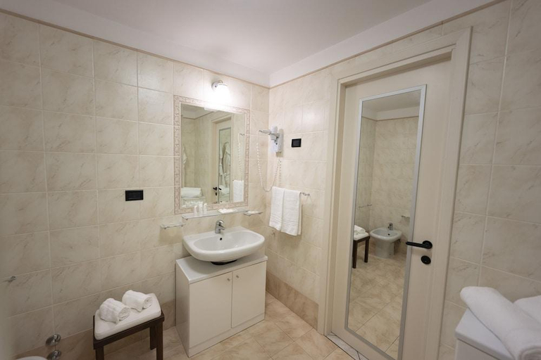 Bathroom 5, Hotel del Faro, Foggia