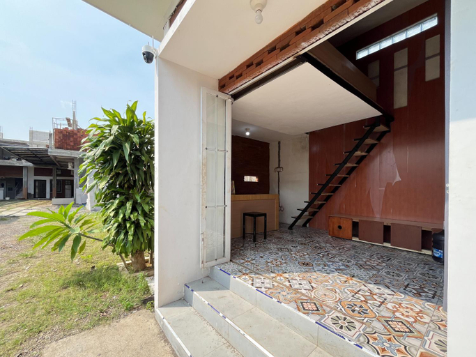 Public Area, RedDoorz Syariah @ Jl Veteran Kediri, Kediri