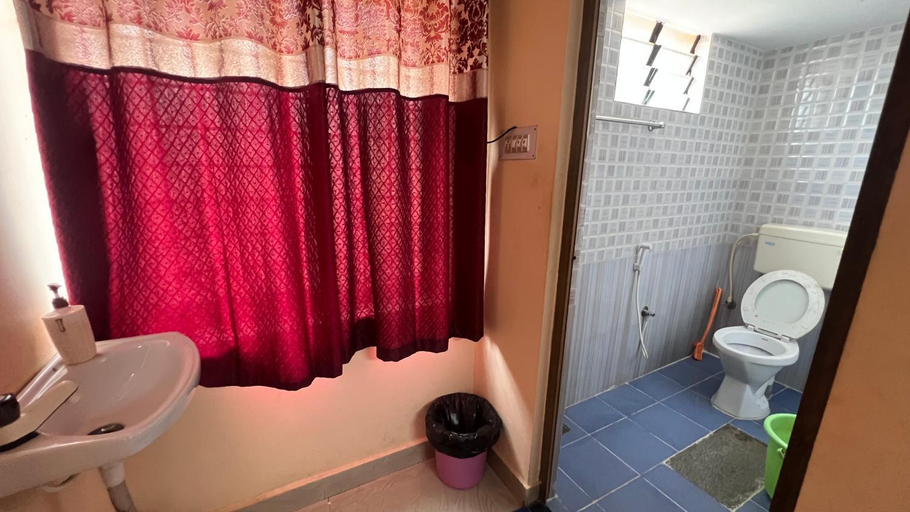 Bathroom 2, Hi5 Holiday Apartments, Udupi