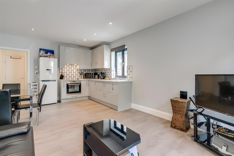 Others 4, Spacious & Bright 2 Bed 2 Bath, London